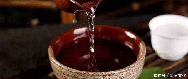 酒精|白酒真的不能再喝了吗?每天都少喝一些,身体还会出现2种改变