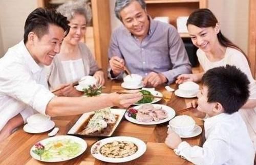 肠胃|孩子六岁前,家长最好少让娃吃三类食物,不然容易引发肠胃问题