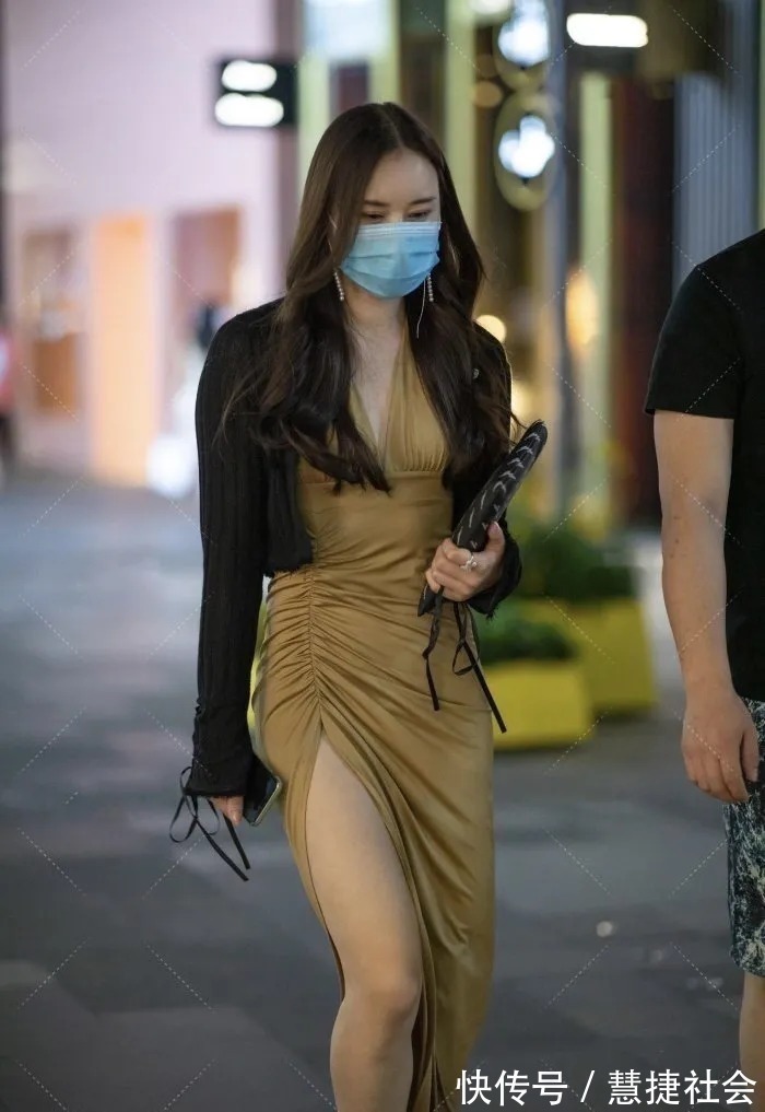 高跟鞋 鞋跟设计成“高脚杯”就一定好看嘛?答:不一定,但是配裙子穿是真的好看