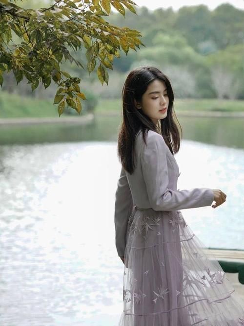 简单即是美，让人意外的同色西装配纱裙，搭在一起超时髦