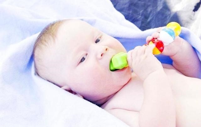 婴儿|婴儿这5种古怪行为说明孩子正在变聪明,你家宝宝有没有