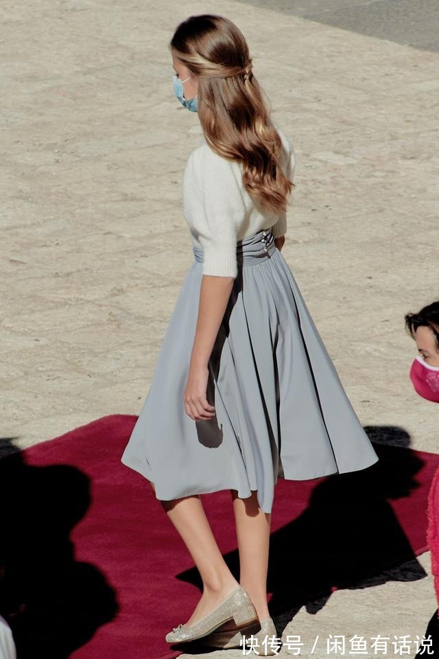 长腿|西班牙公主罕见穿基础款,白T+牛仔裤像邻家女孩,妹妹长腿真抢镜