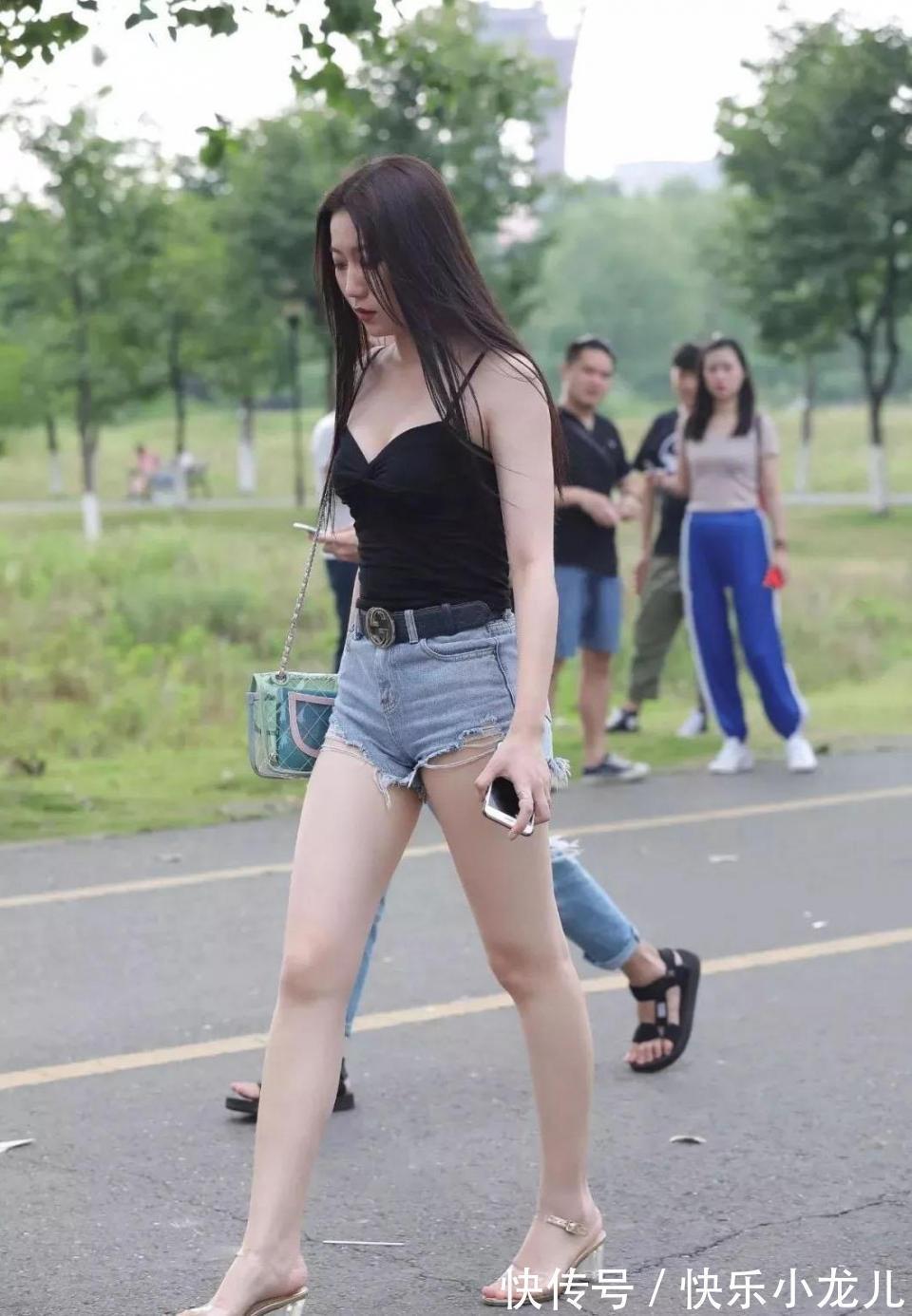性感|气质美女秀自拍，小碎花连衣裙搭配小红鞋，像一只小蝴蝶飞过一样