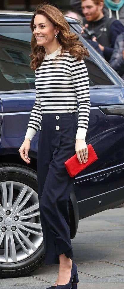 真正优雅女人穿裙子不会太花哨,简约才高级,看看凯特王妃就知道