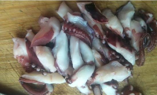 清炒鱿鱼圆椒,炒前泡一泡,味道更加好哟