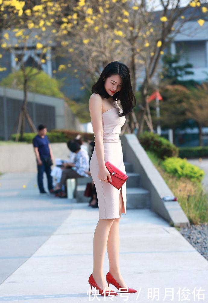 街拍身材高挑的美女，肌肤白皙动人，长相清秀又美丽