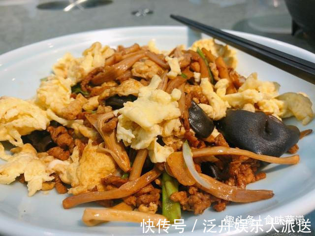 沂蒙炒鸡|老丈人办升学宴，我随礼一千元，看看他安排的这桌菜，值多少钱