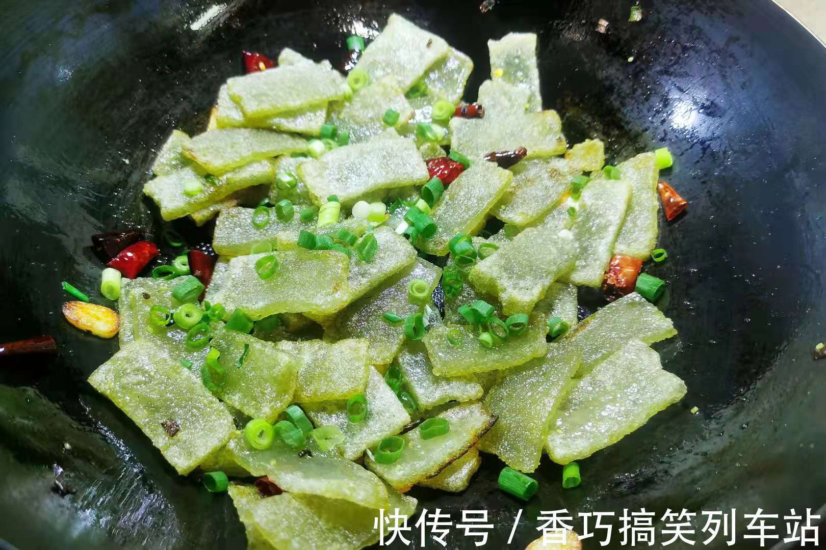 焖子|夏季,我常吃粉渣,买来不熬不蒸,上锅一煎一炒,香而不腻,解馋