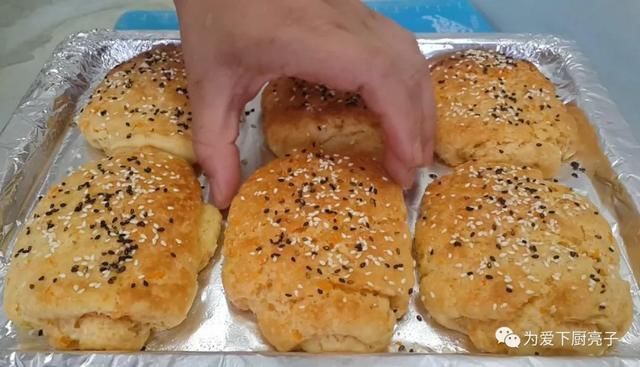 面团|2个鸡蛋，半斤面粉，不蒸馒头不烙饼，酥到掉渣，看着就流口水了