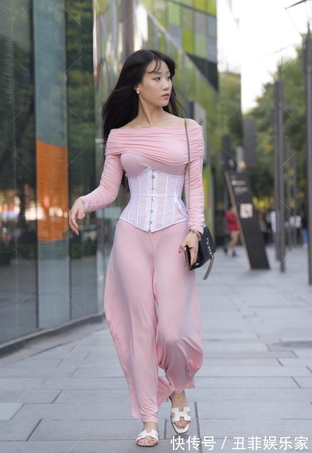 神器 粉色上衣搭配上束腰神器,宽松喇叭裤配合出的“休闲风”格外稚嫩