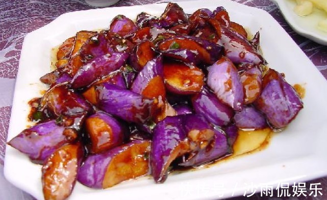 炒茄子，不要先放油了！和大厨学一招，颜色不变黑，不吸油还入味