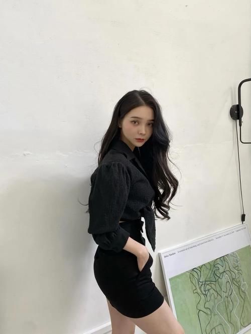 包臀短裙|职场风穿搭，褶皱衬衫搭配包臀短裙，轻松勾勒出迷人的腰臀曲线