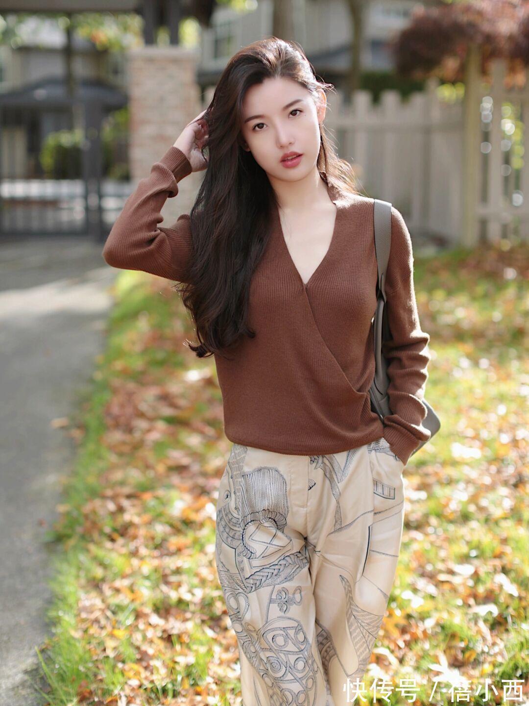 针织 奔三奔四的女人,秋冬建议多穿“大地色针织衫”,简约显贵又气质