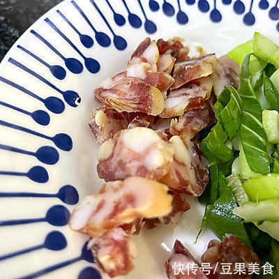 腊肠|这道家常菜腊肠菜饭，小白也能变大厨