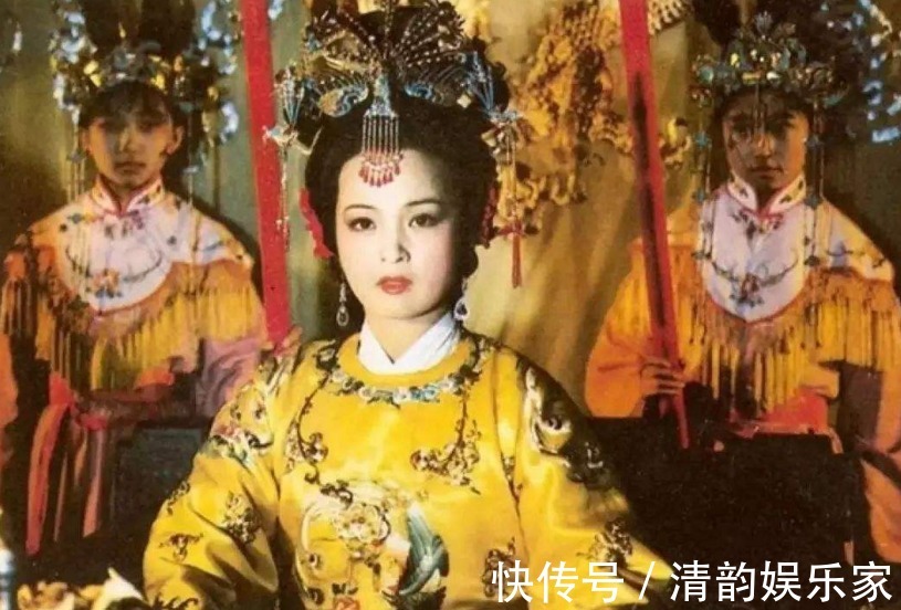 宝玉@大观园女儿们的爱好，王熙凤是治家，林黛玉是葬花，薛宝钗是什么