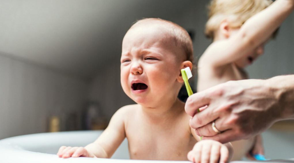 牙刷|让小孩子刷牙很困难？习惯敏感期在家用4个方法让娃爱上刷牙