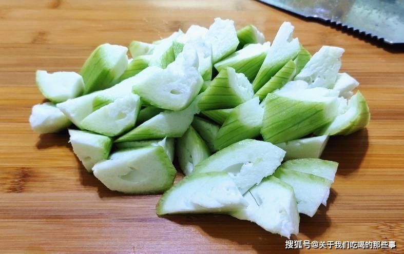 蒜片|炒丝瓜时，先倒油是大错，厨师长教你2招，脆嫩爽口，翠绿不变黑