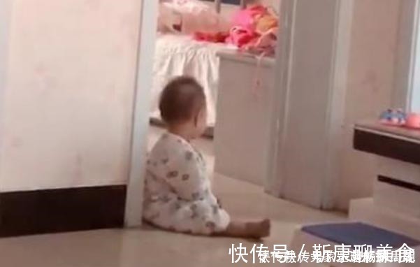 弟弟|弟弟想和姐姐一起玩，坐在房门口等姐姐醒，这姐弟俩相处得太好了