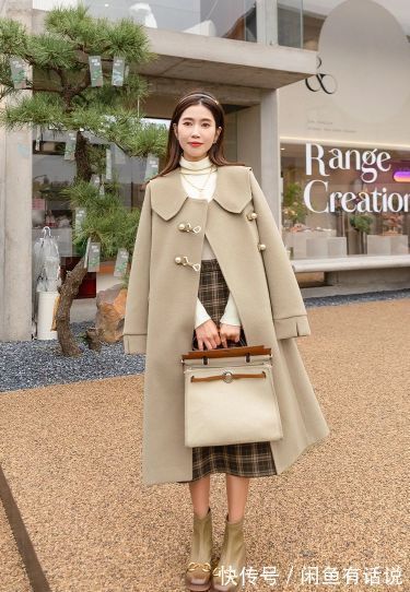 搭配 “大衣+格纹裙”太显气质了,学35岁博主这么穿,温柔还有高级感