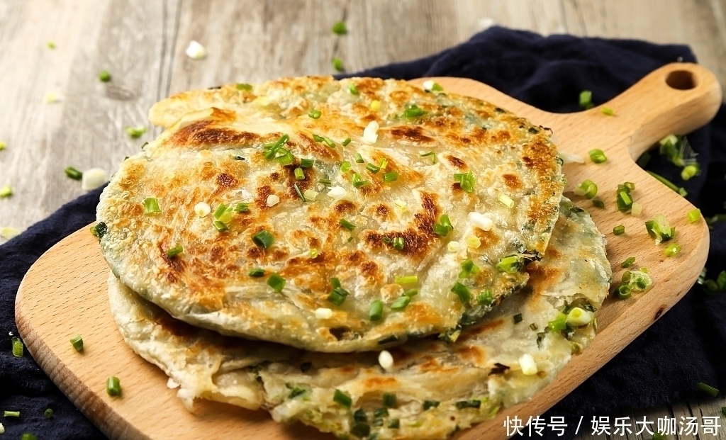 香酥|教你做葱油饼，一碗葱一碗面，香酥掉渣，放凉了也不会硬