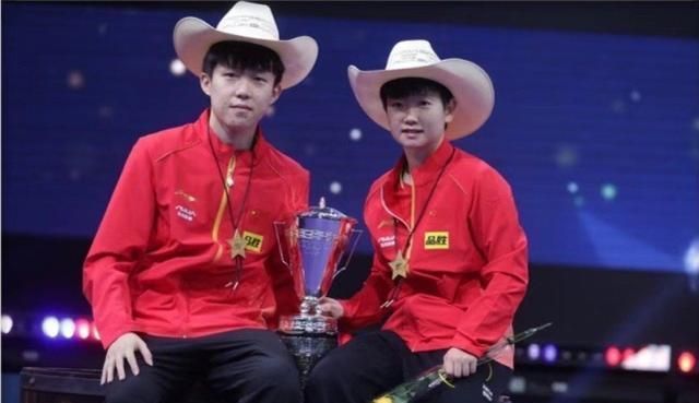 孫穎莎|笑噴！王楚欽頒獎時慶祝大頭戴上牛仔帽，孫穎莎早田希娜左右壞笑