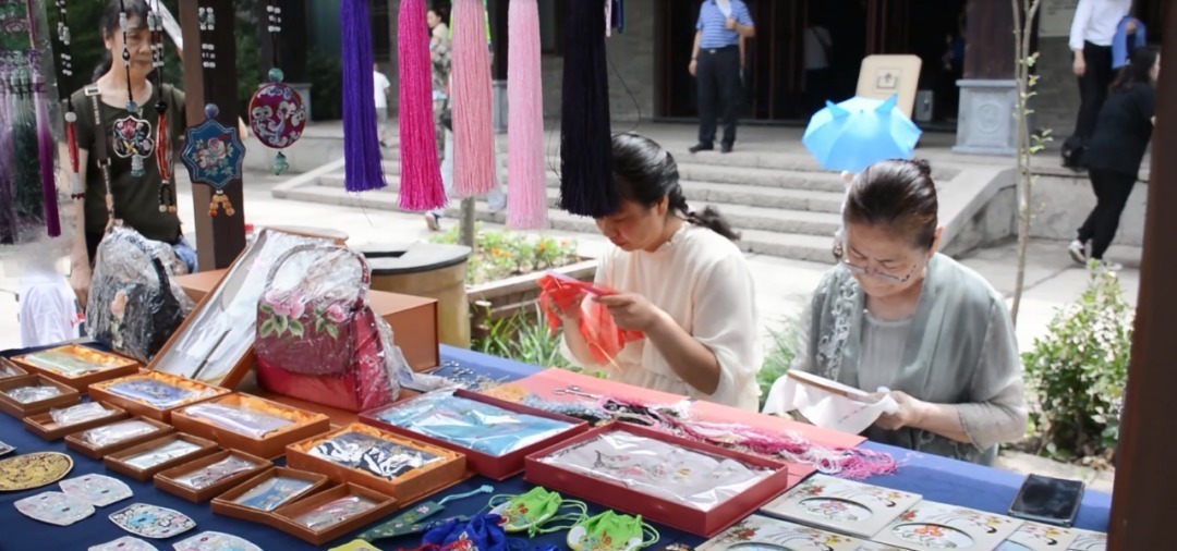 汴京|汴绣、汴京灯笼张、旗袍……市民考察团这次去了哪儿?
