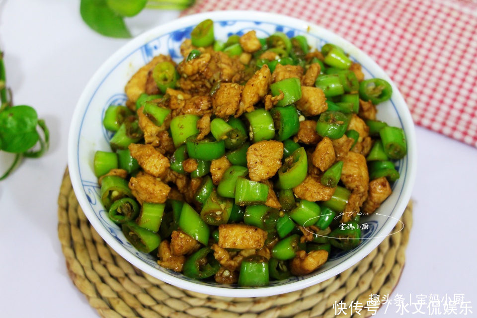 鸡胸肉|晚餐,宝爸做了拿手菜,鸡胸肉多一步,香又嫩,给猪肉都不换