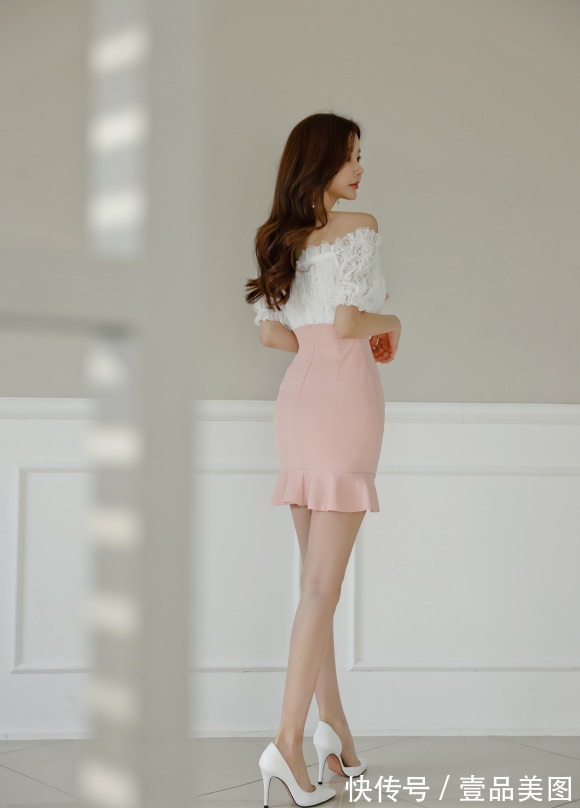 时尚搭配|女神孙允珠的时尚搭配：晚晴曦风白杏春桃枝雪抹肩裙