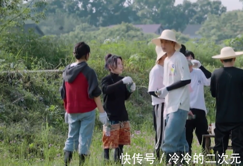 蘑菇|嘉賓們圍坐休息,張子楓卻和梁靖康單獨聊天,這對CP戲外有點甜