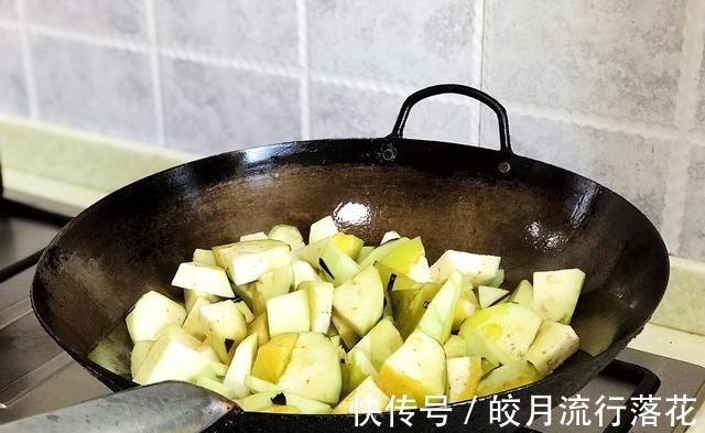 好吃|茄子别再做老一套了，学会这个茄子的做法，好吃还新鲜！