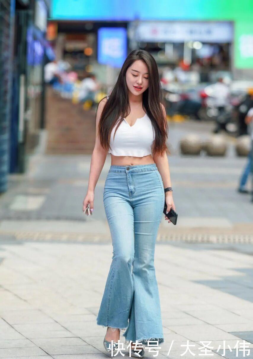 美女街拍可别小看了“喇叭裤”,“大胯肩宽”就要这么穿,才更有女人味