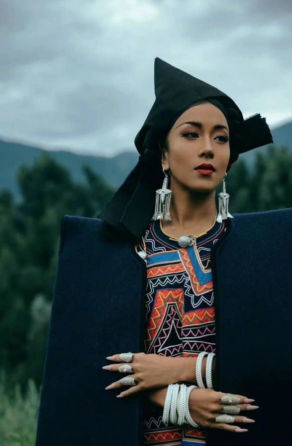 吉克隽逸|吉克隽逸穿阿都服饰好绝,彝族传统造型端庄优雅,彰显民族特色