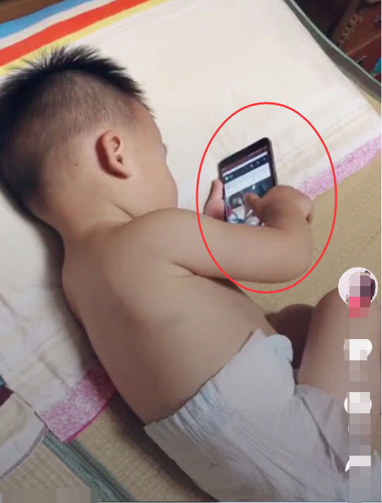 老爸|一岁宝宝偷玩老爸手机,爸爸洗澡回来,看到后吓一跳