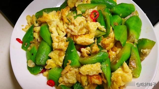 丝瓜炒鸡蛋|炒丝瓜时，最忌直接下锅炒，教你1招，丝瓜翠绿不发黑、还不出水