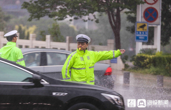 撑起道路安全“保护伞”东营交警风雨中坚守一线|组图| 道路