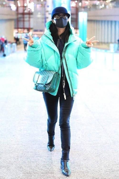 最近火了一种穿法叫“羽绒服+裸靴”，时髦又好看，小个子也合适