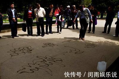 印刷体@65岁老人挑战邵岩,苦练“射墨”25年,一根针管射出标准印刷体