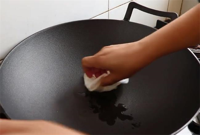 新买的铸铁锅切记不要直接用,开锅养锅的诀窍告诉你,锅越用越好