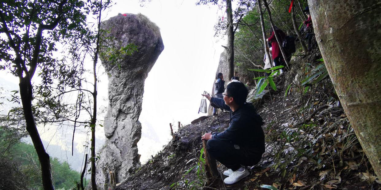 福建深山发现巨大蘑菇石，每天几千人爬山来看，到底长什么样？