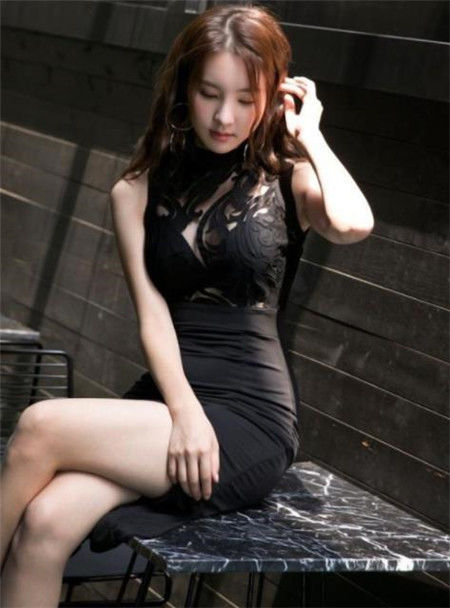 点裙|美女时尚小吊带配斑点裙,身姿曼妙,利落的短发展现不一样的美感