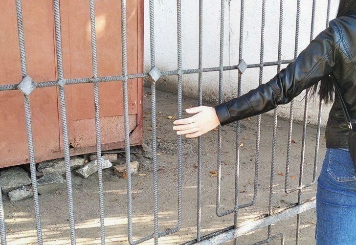 童年|16个你以前“一定做过”的蠢事,硬把磁铁吸起来就是童年