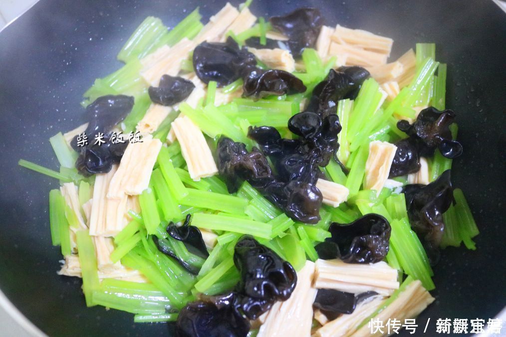 光盘|年后都爱吃素菜?这三种素菜一起炒,美味营养,上桌就光盘