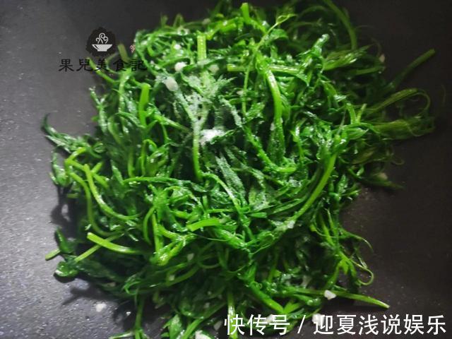 果儿|3块钱买了一袋野菜,只加了简单一味调料,炒出来清香美味