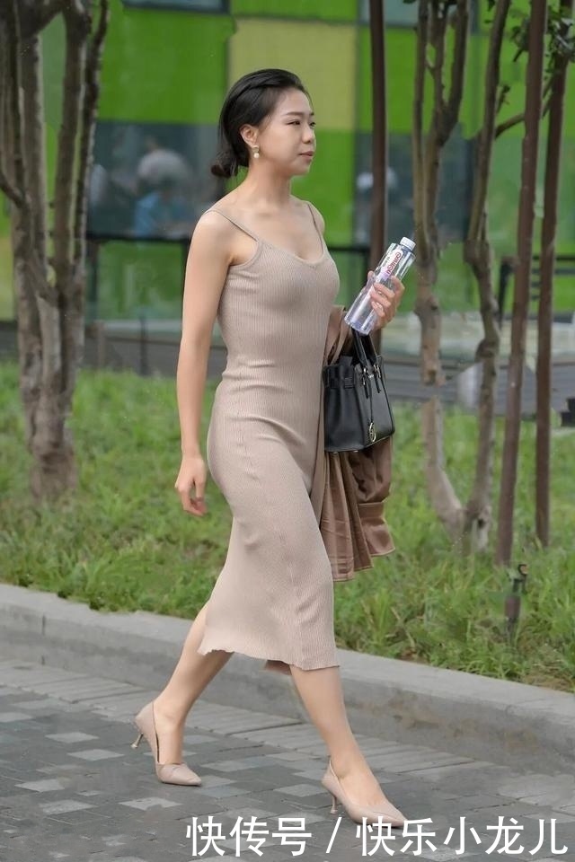 时尚穿搭,小姐姐搭配了一件白色T恤,配色清爽减龄