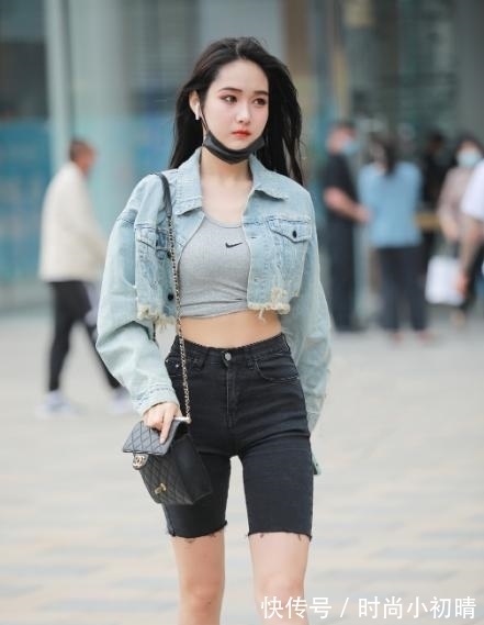 要素 短款牛仔夹克搭配黑色五分裤,青春靓丽,酷飒有型