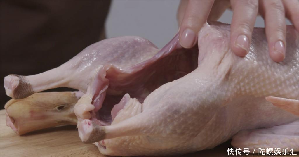  笋干老鸭煲|冬季这菜最适合“补嘴空”，汤汁鲜咸微甘，清亮不油腻，更好吸收