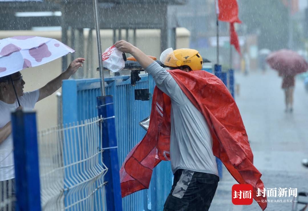 大雨倾盆|大雨倾盆 他们奔驰在路上