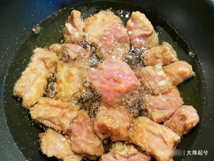 饭店的干锅排骨为啥那么好吃，大厨教你技巧，简单又实用