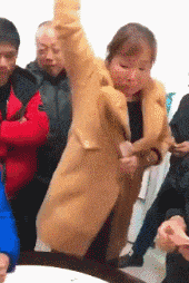 瓷砖|搞笑GIF：大哥，瓷砖不是这样贴的，我一个外行都看不下去了