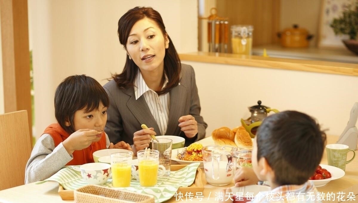 大人|宝宝什么时候可以吃大人饭,很多家长不懂,太早吃不利于孩子健康